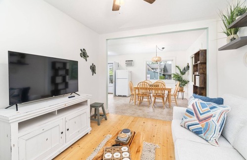La Pointe Apartamento | Niche Suite at Ferry Landing Suites in Downtown La Pointe!
