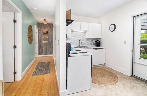 La Pointe Apartamento | Niche Suite at Ferry Landing Suites in Downtown La Pointe!
