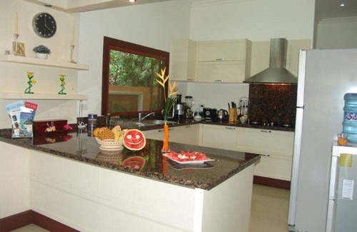 Ban Sakhu Villa | villa enclavada en la ladera de la montaña con piscina infinita