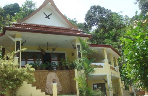 Ban Sakhu Villa | villa enclavada en la ladera de la montaña con piscina infinita