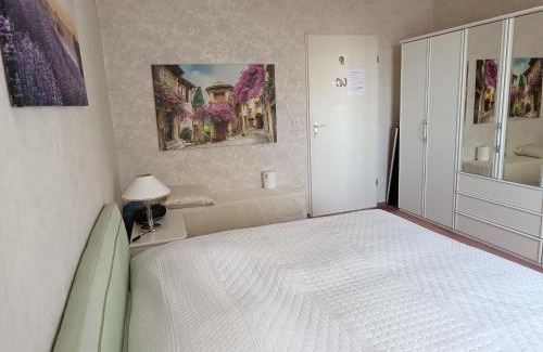 Tutzing Casa | Nichtraucher-Zimmer, mit Sonnenaufgang, Kühlschrank, Ventilator und ruhiger Innenhof Obergeschoss bei Koberstein