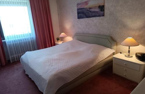 Tutzing Casa | Nichtraucher-Zimmer, mit Sonnenaufgang, Kühlschrank, Ventilator und ruhiger Innenhof Obergeschoss bei Koberstein