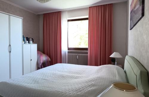 Tutzing Casa | Nichtraucher-Zimmer, mit Sonnenaufgang, Kühlschrank, Ventilator und ruhiger Innenhof Obergeschoss bei Koberstein