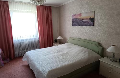 Tutzing Casa | Nichtraucher-Zimmer, mit Sonnenaufgang, Kühlschrank, Ventilator und ruhiger Innenhof Obergeschoss bei Koberstein
