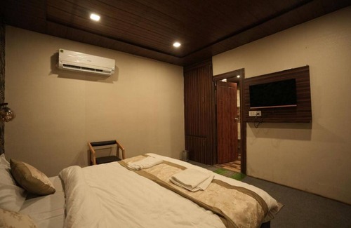 Rishikesh Hotel | Night in Paradise