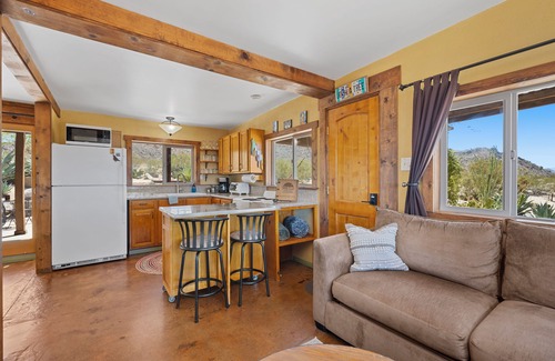 Indian Cove Cabina | Desert Getaway ✫ Sleeps 6 ✫ 10 Acre privado ✫ DirecTV / WiFi ✫ Aire acondicionado