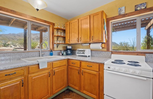 Indian Cove Cabina | Desert Getaway ✫ Sleeps 6 ✫ 10 Acre privado ✫ DirecTV / WiFi ✫ Aire acondicionado