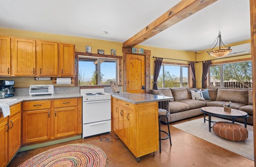 Indian Cove Cabina | Desert Getaway ✫ Sleeps 6 ✫ 10 Acre privado ✫ DirecTV / WiFi ✫ Aire acondicionado
