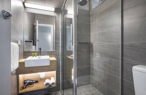 Airport West Hotel | Nightcap at Skyways Hotel