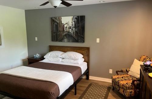 Camillus Hotel | Nightshade Inn & Gardens