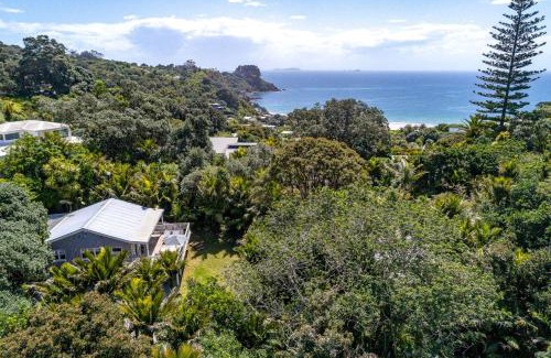 Palm Beach Casa | Nikau Cottage - Palm Beach Holiday Home