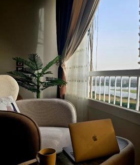 Cairo Apartamento | Nile Retreat The perfect Nile and Pyramids View in Maadi شقة فندقية علي النيل مباشرة