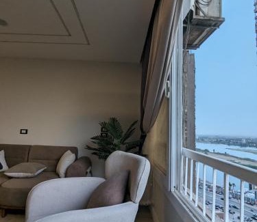 Cairo Apartamento | Nile Retreat The perfect Nile and Pyramids View in Maadi شقة فندقية علي النيل مباشرة