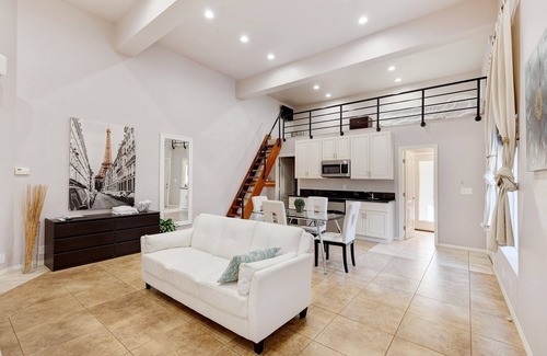 Point Loma Heights Villa | Nimitz & W Point Loma Blvd! Estudio individual con sofá cama doble y loft con reina