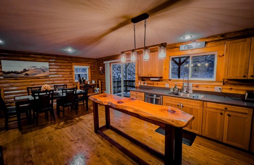 Wisconsin Dells Casa | Nine mins from Down Town Wisconsin Dells. Pet Friendly, Private Area
