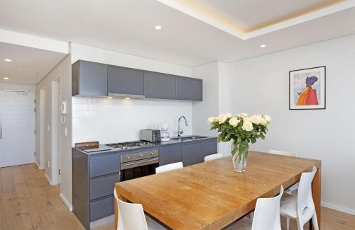 Three Anchor Bay Apartamento | Nine On S 3E by Host Agents