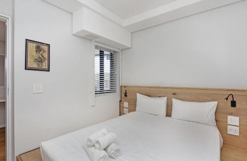 Three Anchor Bay Apartamento | Nine On S 3E by Host Agents