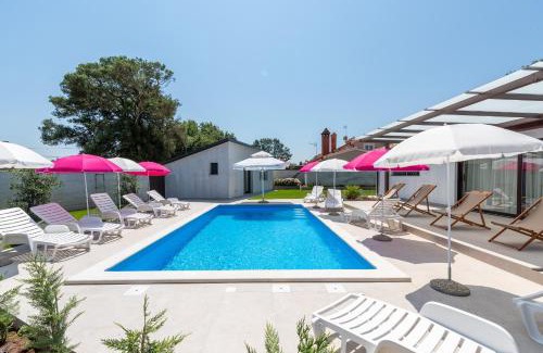 Gulici Casa | Nino with Shared Pool