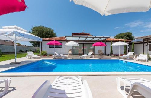 Gulici Casa | Nino with Shared Pool