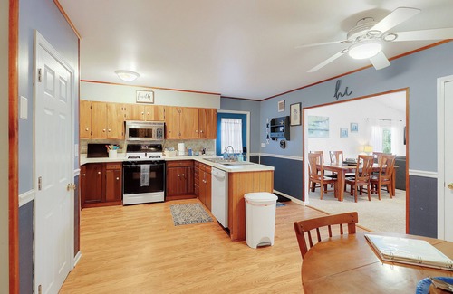 Fox Lake Casa | Nippersink Lakehouse - Private Pier, Jet Ski ramp and Pet Friendly!