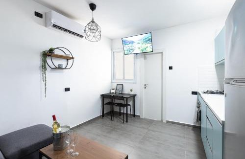 Beersheba Apartamento | Nirvana 1BR Apt, Central Old Town, Private Balcony
