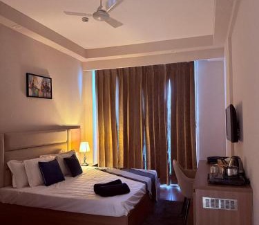 Greater Noida Apartamento | Nirvana by Urban Retreat Suite Near Expo Mart
