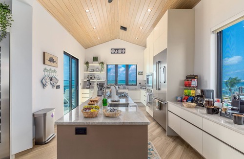 Stuart Casa | Nirvana Shores: Ocean-2-River FL Beach House con piscina climatizada, muelle, ascensor, bañera de hidromasaje