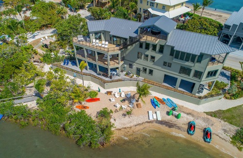 Stuart Casa | Nirvana Shores: Ocean-2-River FL Beach House con piscina climatizada, muelle, ascensor, bañera de hidromasaje