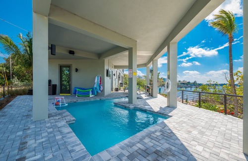 Stuart Casa | Nirvana Shores: Ocean-2-River FL Beach House con piscina climatizada, muelle, ascensor, bañera de hidromasaje