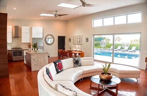 Plymouth Villa | Nueva Villa Resort Privada en Prestigiosas Courland Estates Puertas Automatizadas