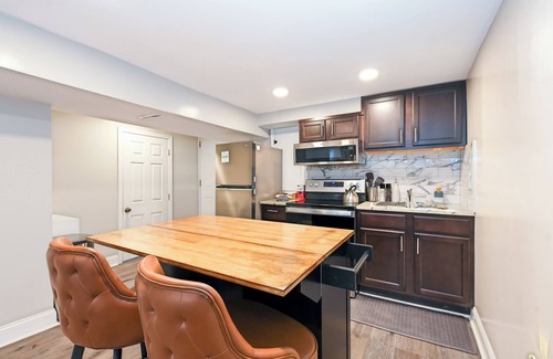 Loch Raven Apartamento | Chic Studio Basement Separate Private Entrance w/ Shared Washer & Dryer