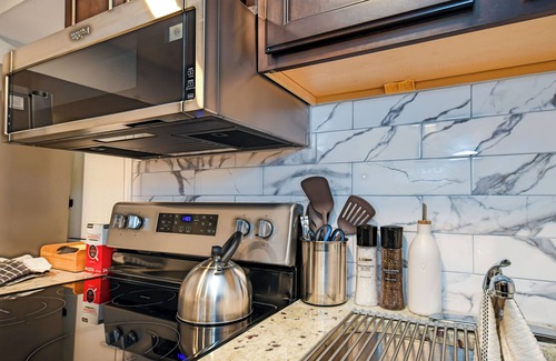 Loch Raven Apartamento | Chic Studio Basement Separate Private Entrance w/ Shared Washer & Dryer