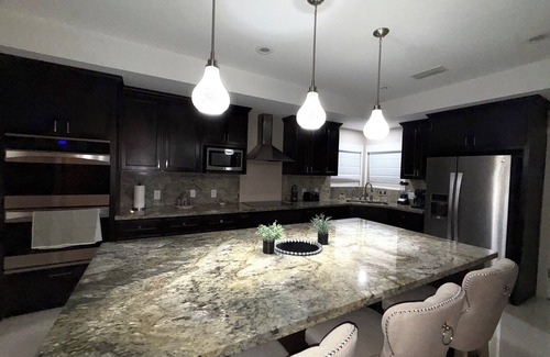 Bonanza Casa | nNorthLaredo area, close to popular shopping mall, stores and restaurants.