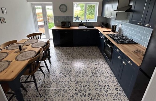 Foxley Cabaña | No.1 Fox Burrow, Norfolk. Peaceful get away with hottub