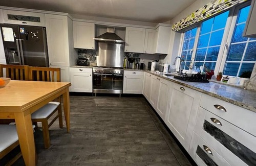 Epsom Casa | No.10 in Epsom (5 bed house) close to common & Horton Park