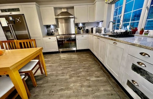 Epsom Casa | No.10 in Epsom (5 bed house) close to common & Horton Park