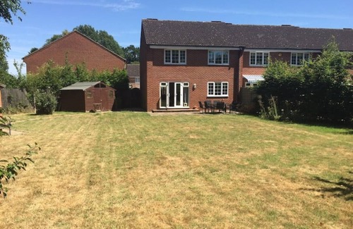 Epsom Casa | No.10 in Epsom (5 bed house) close to common & Horton Park