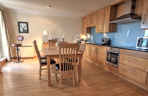 Brora Apartamento | No. 10 The Links - sleeps 4 guests in 2 bedrooms