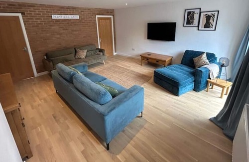 Foxley Cabaña | No.2 Badger Sett. Modern home with hottub in Norfolk