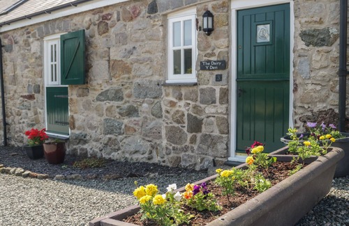 Capel Coch Cabaña | NO 3 THE DAIRY, pet friendly, with open fire in Llannerch-Y-Medd