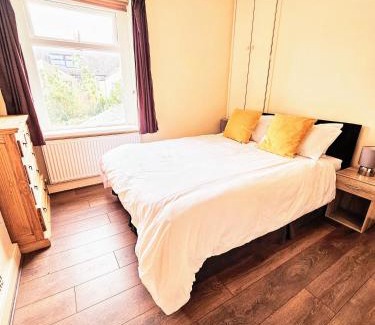 Roath Casa | No 34 - Cardiff City location - free parking- sleeps 6