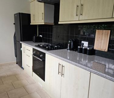 Roath Casa | No 34 - Cardiff City location - free parking- sleeps 6