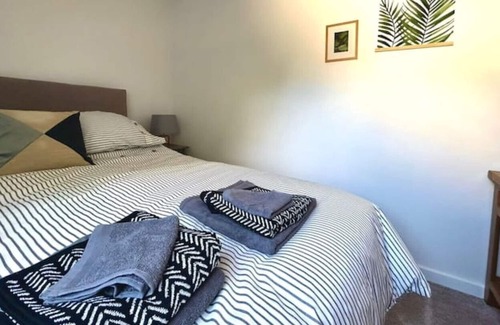 Foxley Cabaña | No.5 Hedgehog Den Large dog friendly garden with hottub