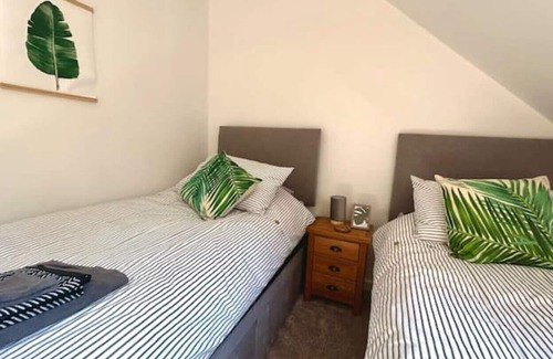 Foxley Cabaña | No.5 Hedgehog Den Large dog friendly garden with hottub
