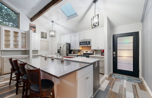 Pottsboro Casa | No Bad Vibes, home near Lake Texoma, outdoor kitchen, huge deck, near boat ramp