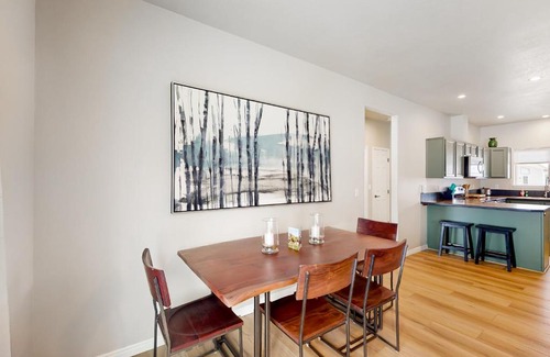 Donnelly Casa | No Business Home Lookout