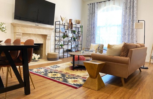 Simi Valley Casa | No Cleaning Fee - 4 Bedroom with King Bedroom Suite in the heart of Simi Valley