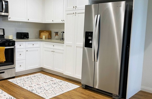 Simi Valley Casa | No Cleaning Fee - 4 Bedroom with King Bedroom Suite in the heart of Simi Valley