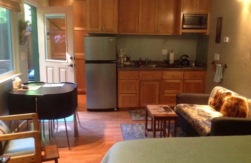 Cedar Ridge Apartamento | Charming Creek Side Studio cerca de los lagos, ríos, Downtown