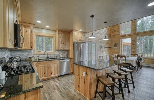 Island Park Cabina | NO CLEANING FEE|Trailer Parking|Kid's Kitchen
